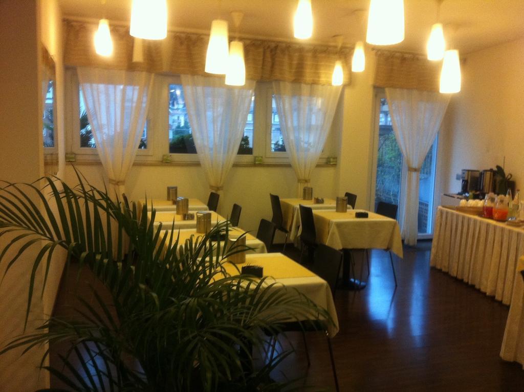Hotel Milano Ancona Bagian luar foto