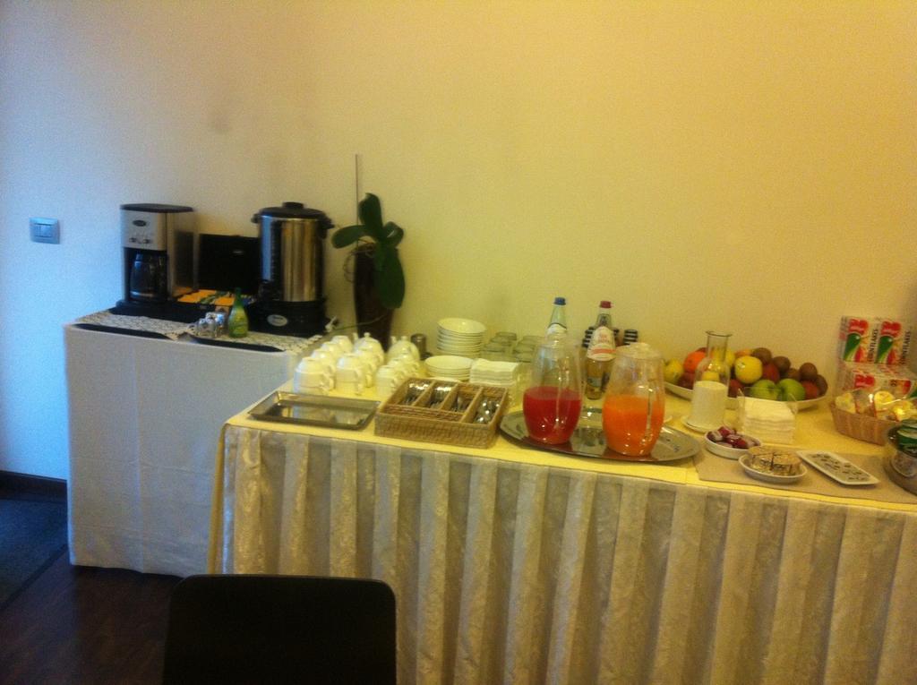Hotel Milano Ancona Bagian luar foto