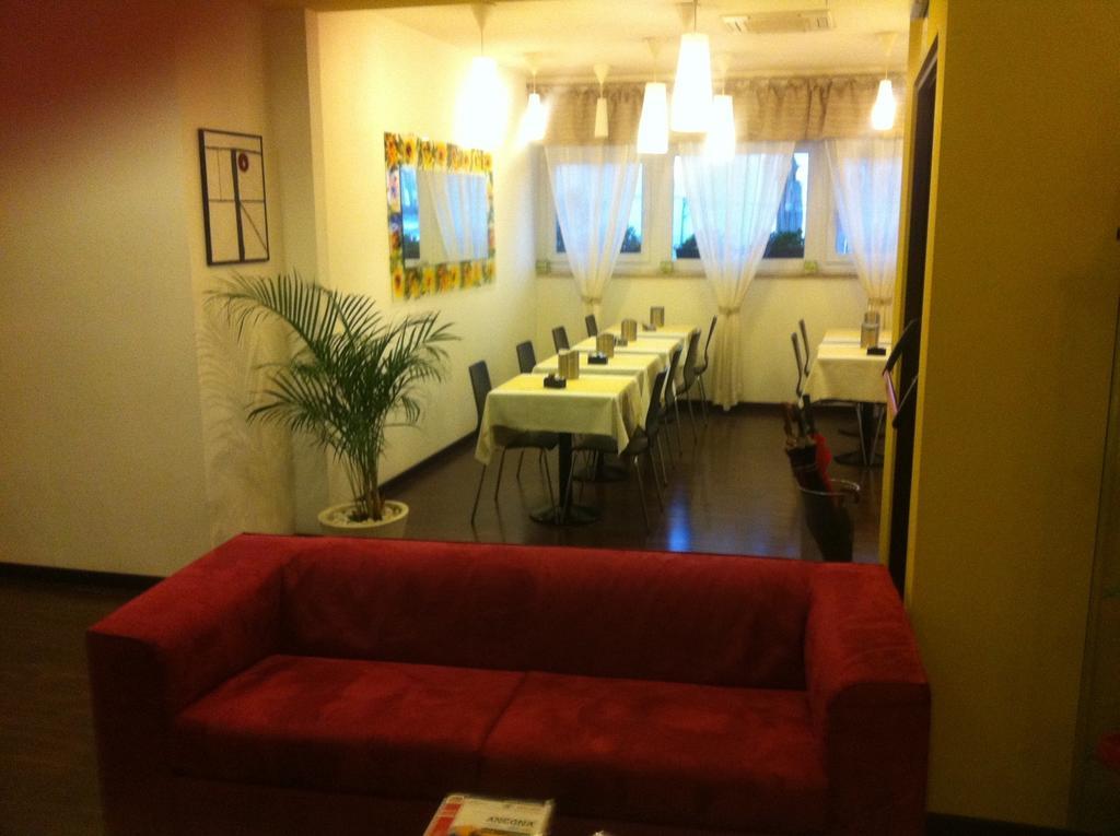 Hotel Milano Ancona Bagian luar foto